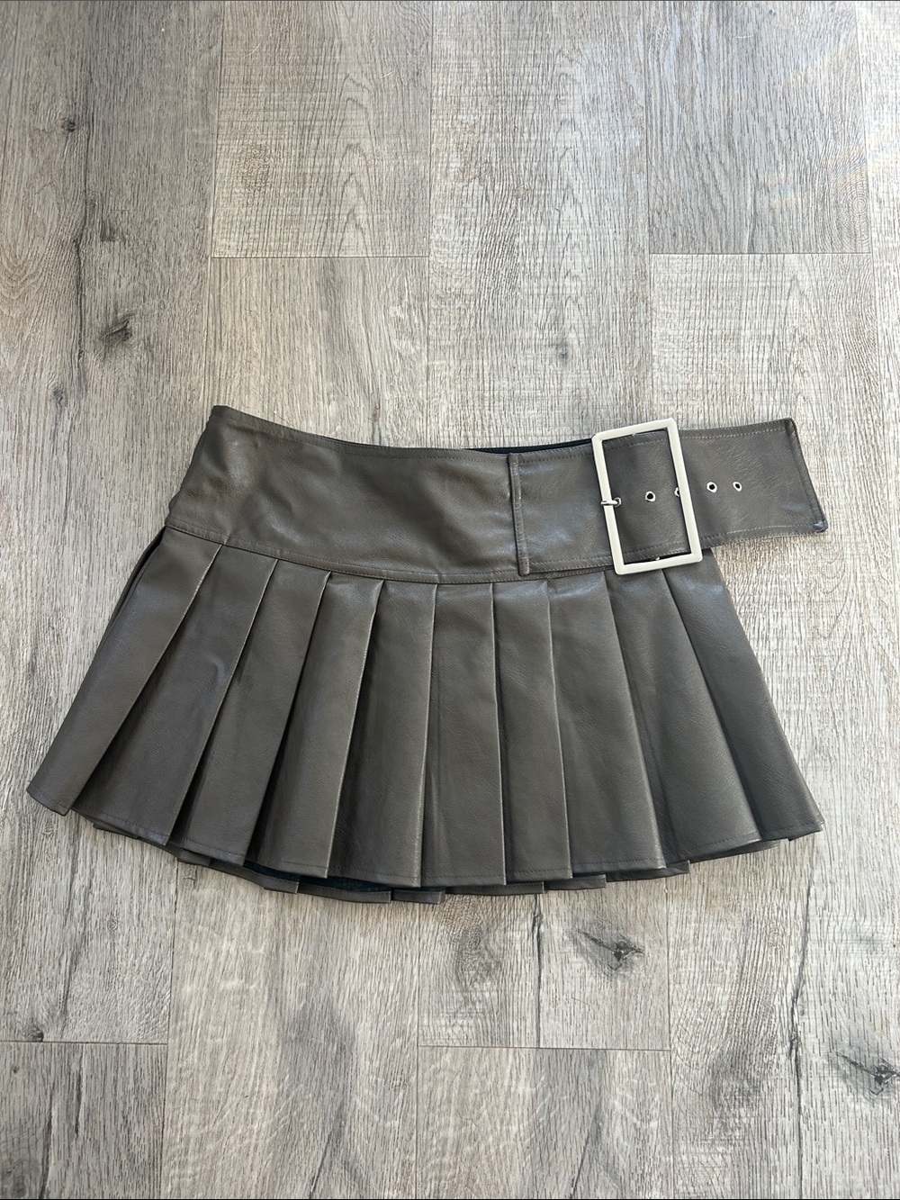 Y2K Espresso Brown Pleated Faux Leather Mini Skirt with Buckle Women’s Sz Small